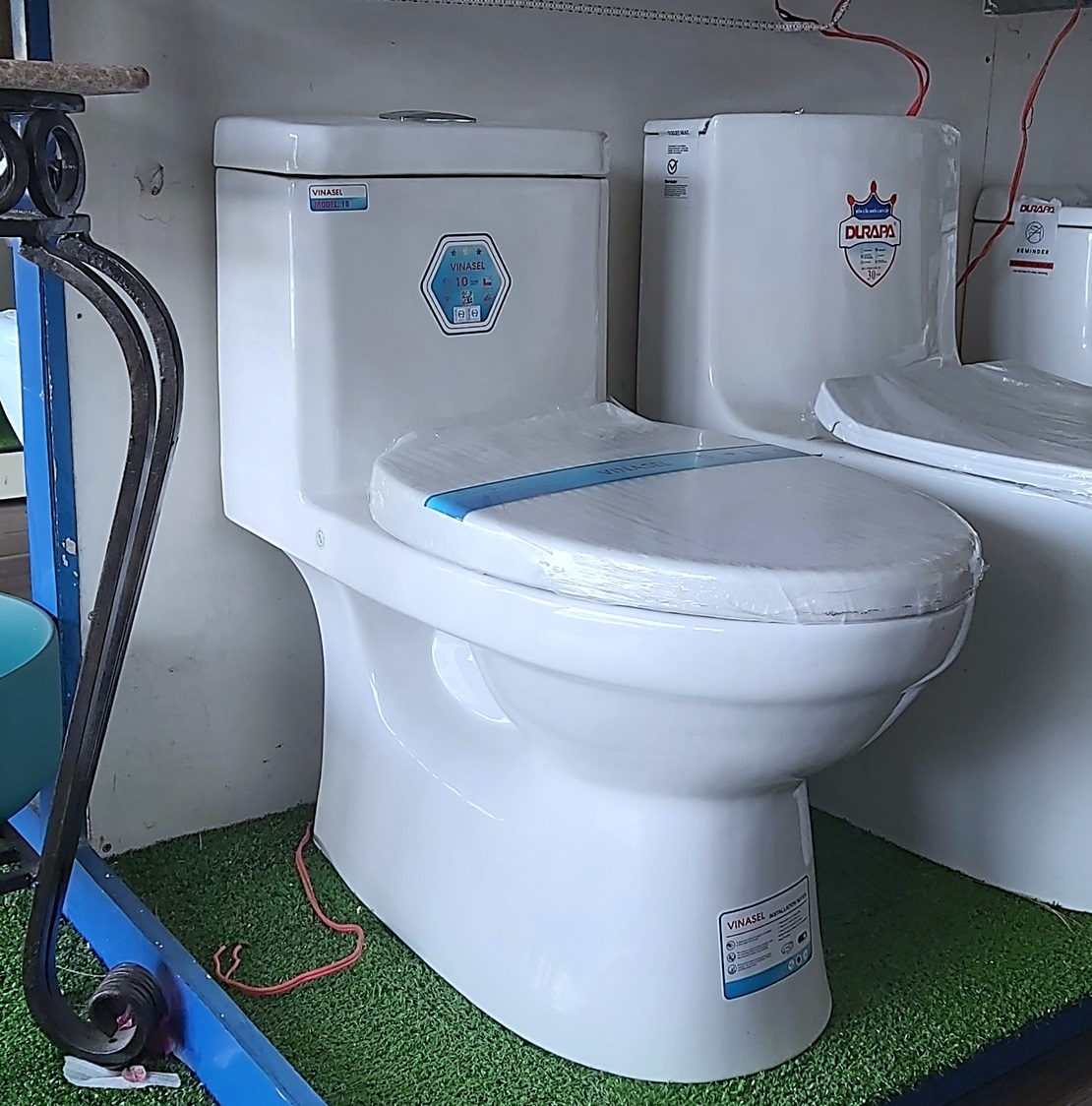 Bồn cầu liền khối VINASEL nắp êm giá rẻ tại Miền Nam